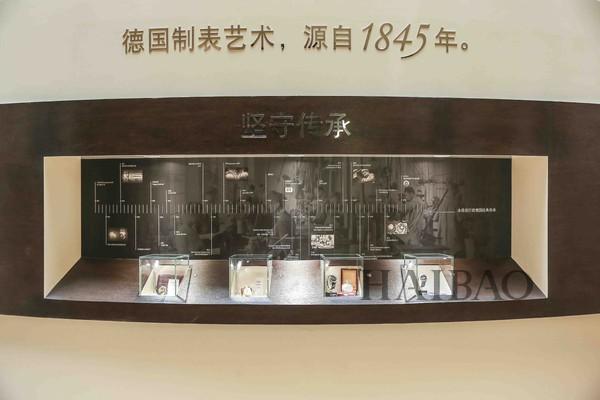 GlashÃ¼tte Original - 360-degree full-angle special exhibition antique table and history wall showcase