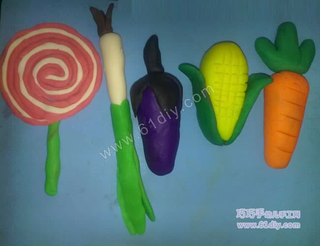 Children's color clay works