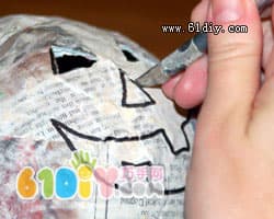 Balloon making pumpkin lantern