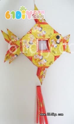 Red bag made fish-shaped lantern