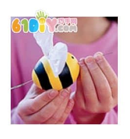 Kindergarten manual: eggshell bee