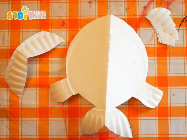 Paper tray making colorful three-dimensional fish