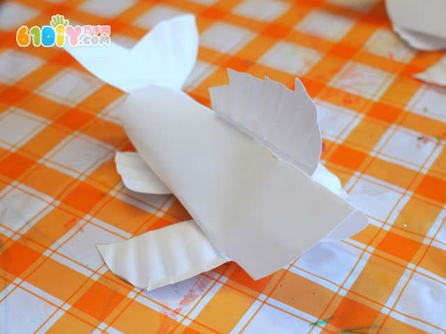 Paper tray making colorful three-dimensional fish