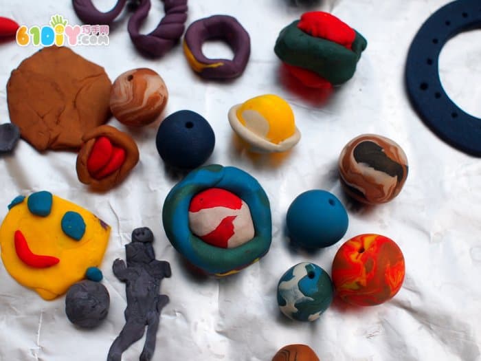 Children's DIY making beautiful space necklace