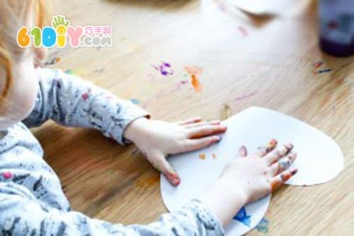 Children simply make beautiful symmetrical butterflies