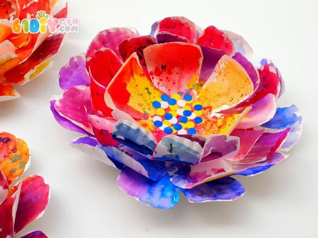 Handmade gorgeous three-dimensional flowers in paper tray