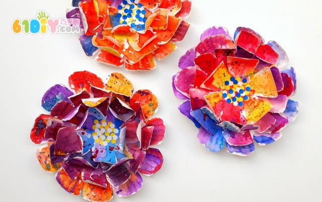 Handmade gorgeous three-dimensional flowers in paper tray