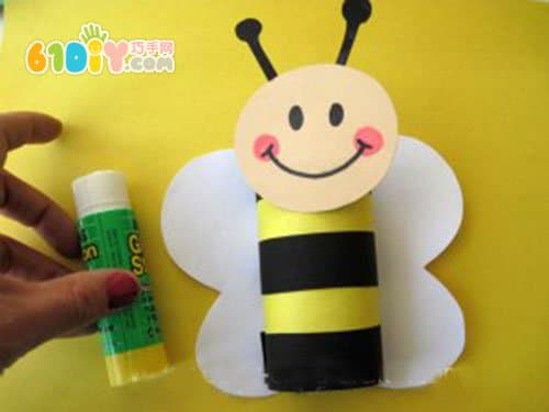Children's handmade cute paper tube bee