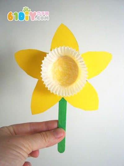 Children make simple three-dimensional daffodils