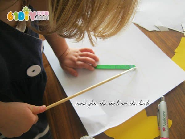 Children make simple three-dimensional daffodils