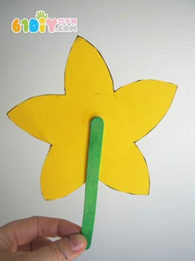 Children make simple three-dimensional daffodils