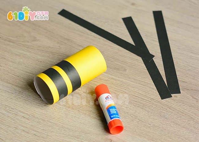 Spring handmade tutorial toddler DIY paper tube bee