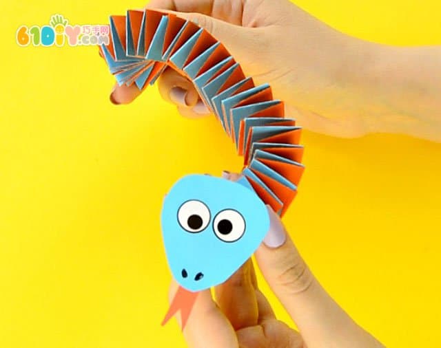 Children's handmade three-dimensional small flower snake