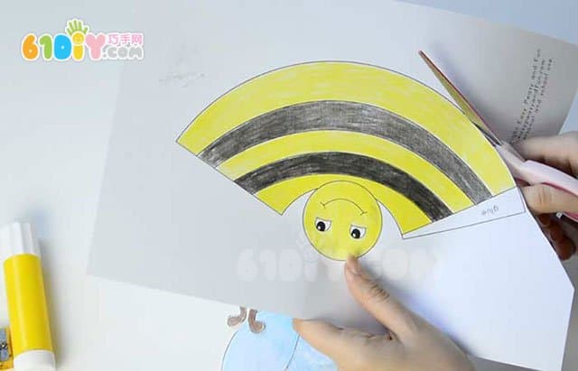 Children's handmade three-dimensional bee and small butterfly