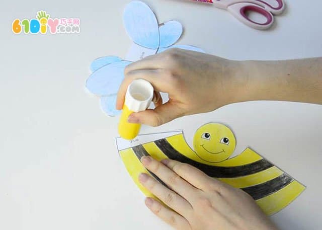 Children's handmade three-dimensional bee and small butterfly