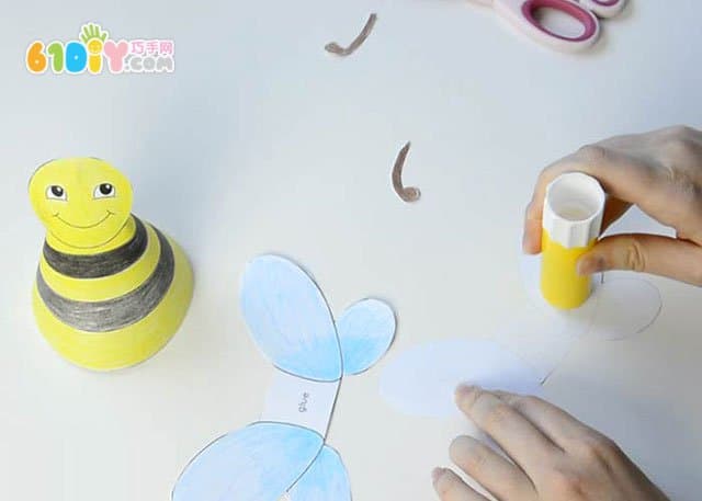 Children's handmade three-dimensional bee and small butterfly