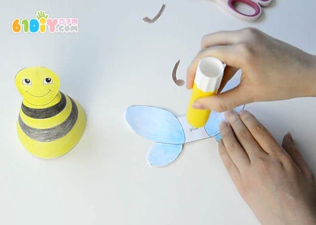 Children's handmade three-dimensional bee and small butterfly
