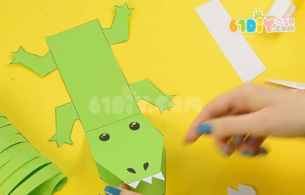 Cardboard DIY making three-dimensional crocodile and template download