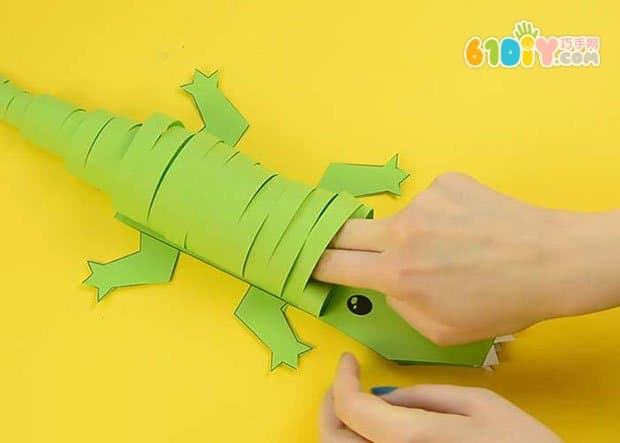 Cardboard DIY making three-dimensional crocodile and template download