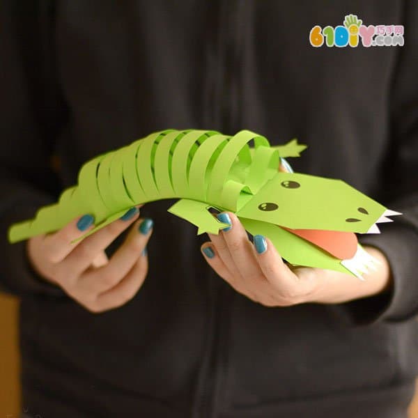 Cardboard DIY making three-dimensional crocodile and template download