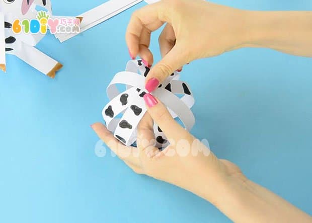 Paper ball changes, three-dimensional cows are handmade