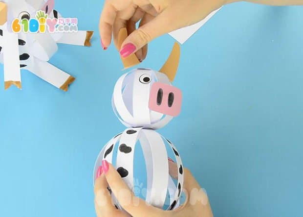 Paper ball changes, three-dimensional cows are handmade