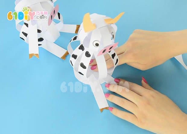 Paper ball changes, three-dimensional cows are handmade