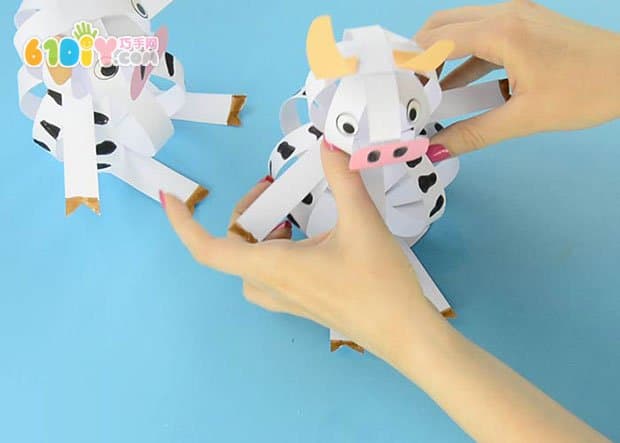 Paper ball changes, three-dimensional cows are handmade