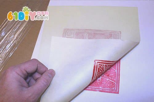 Making a print with a bubble snack box