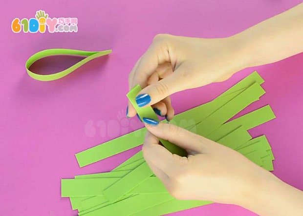 Parent-child making cute roll paper peacock