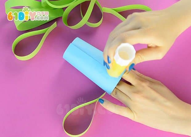 Parent-child making cute roll paper peacock