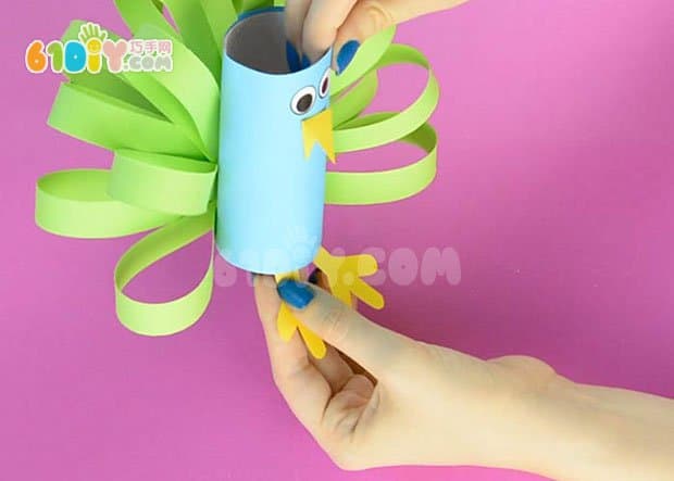 Parent-child making cute roll paper peacock