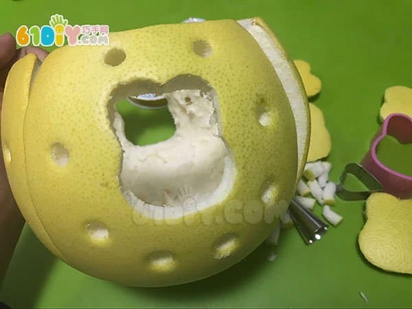 61DIY teaches you to make Mid-Autumn Festival rabbit lights with grapefruit skin