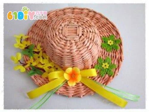 Newspaper strips weave summer hat