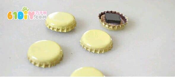 Beer bottle cap DIY making cute expressions refrigerator stickers