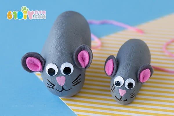 Parent-child making cute little stone mouse