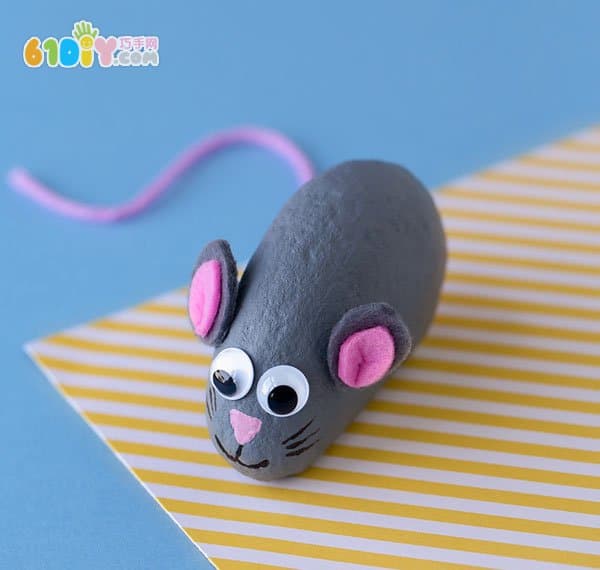 Parent-child making cute little stone mouse