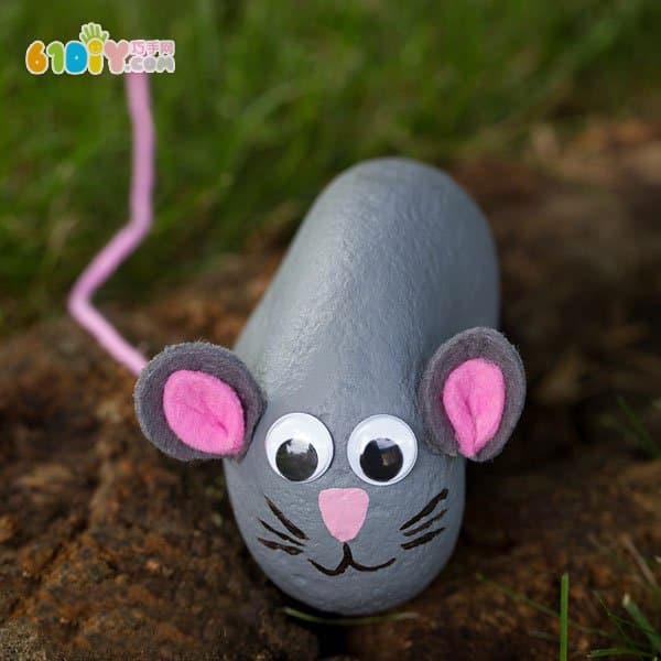 Parent-child making cute little stone mouse