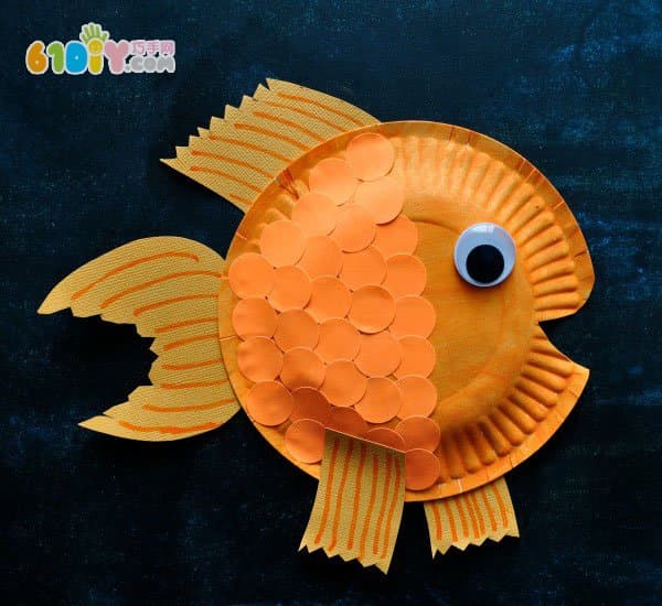 Look at the picture book to do the handmade paper plate fish