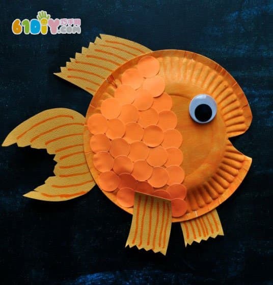 Look at the picture book to do the handmade paper plate fish