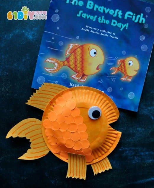 Look at the picture book to do the handmade paper plate fish