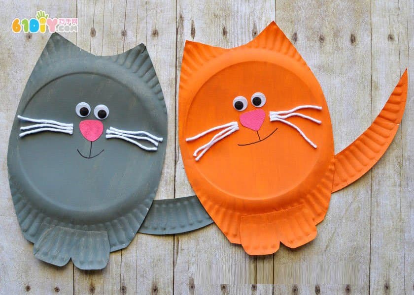 Children use paper trays to make cute kittens