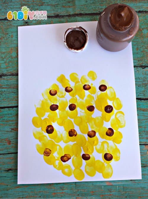 Children's creative fingerprint painting pineapple