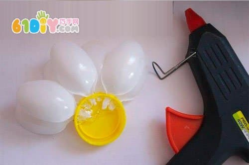 Plastic spoon making beautiful decorative flowers