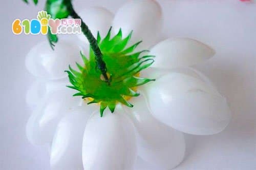 Plastic spoon making beautiful decorative flowers