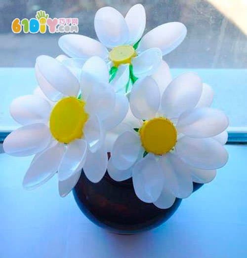 Plastic spoon making beautiful decorative flowers