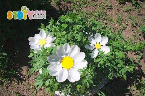 Plastic spoon making beautiful decorative flowers