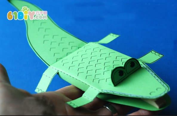 Children's handmade three-dimensional crocodile (with template)