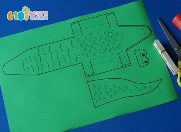 Children's handmade three-dimensional crocodile (with template)