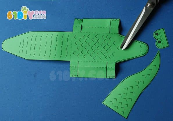 Children's handmade three-dimensional crocodile (with template)